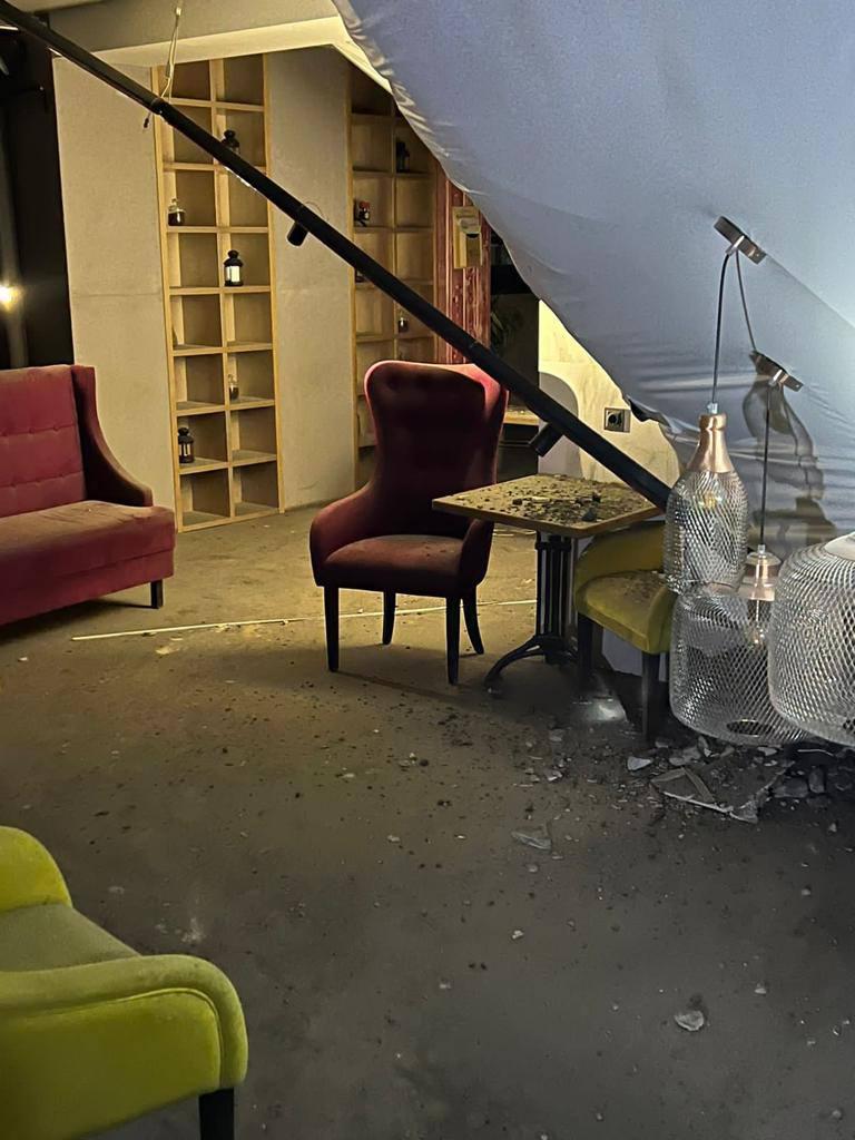 Фото Опубликованы фото с места обрушения потолка в кафе под Новосибирском 2