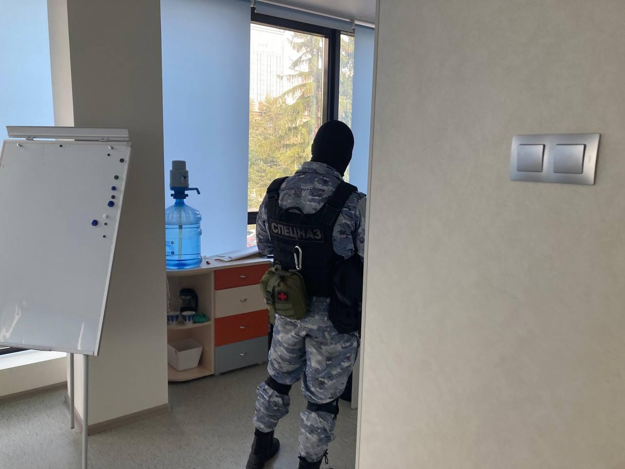 Фото В Новосибирске приставы арестовывают имущество клиники «1+1» 2