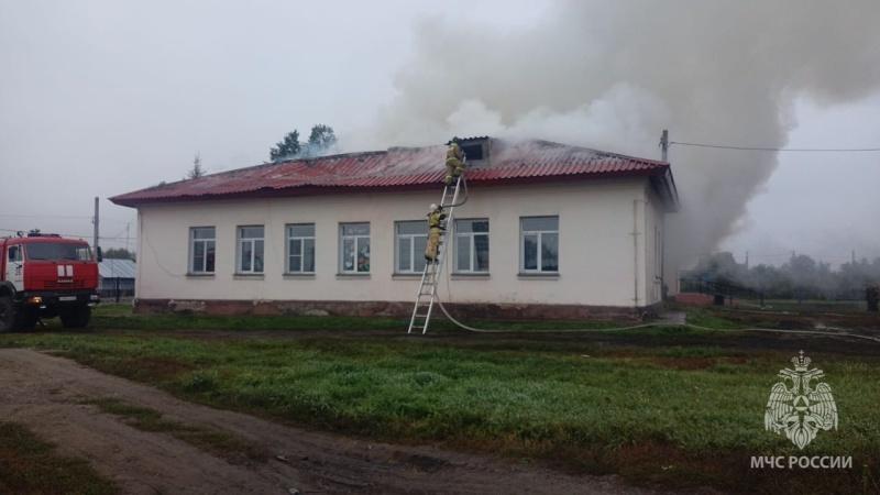 Фото Под Новосибирском два часа тушили здание поселковой администрации 2