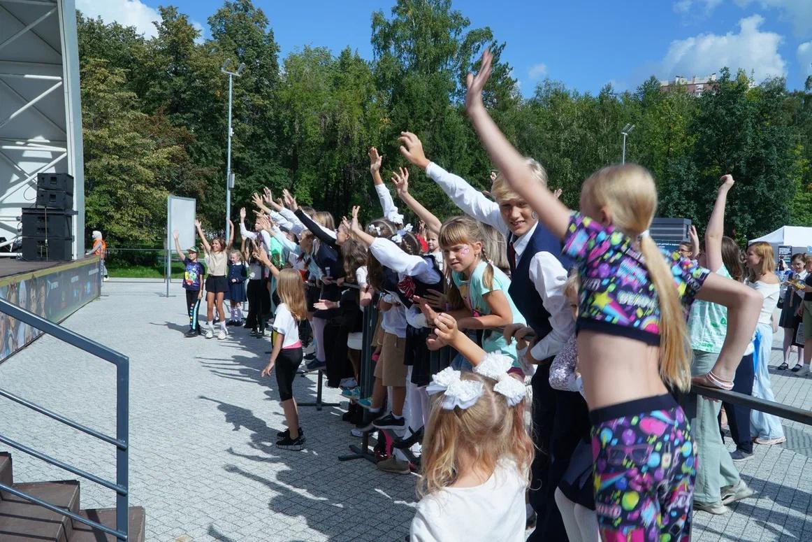 Фото День Знаний-2023 с танцами и безудержным весельем отметили в Центральном парке Новосибирска 13