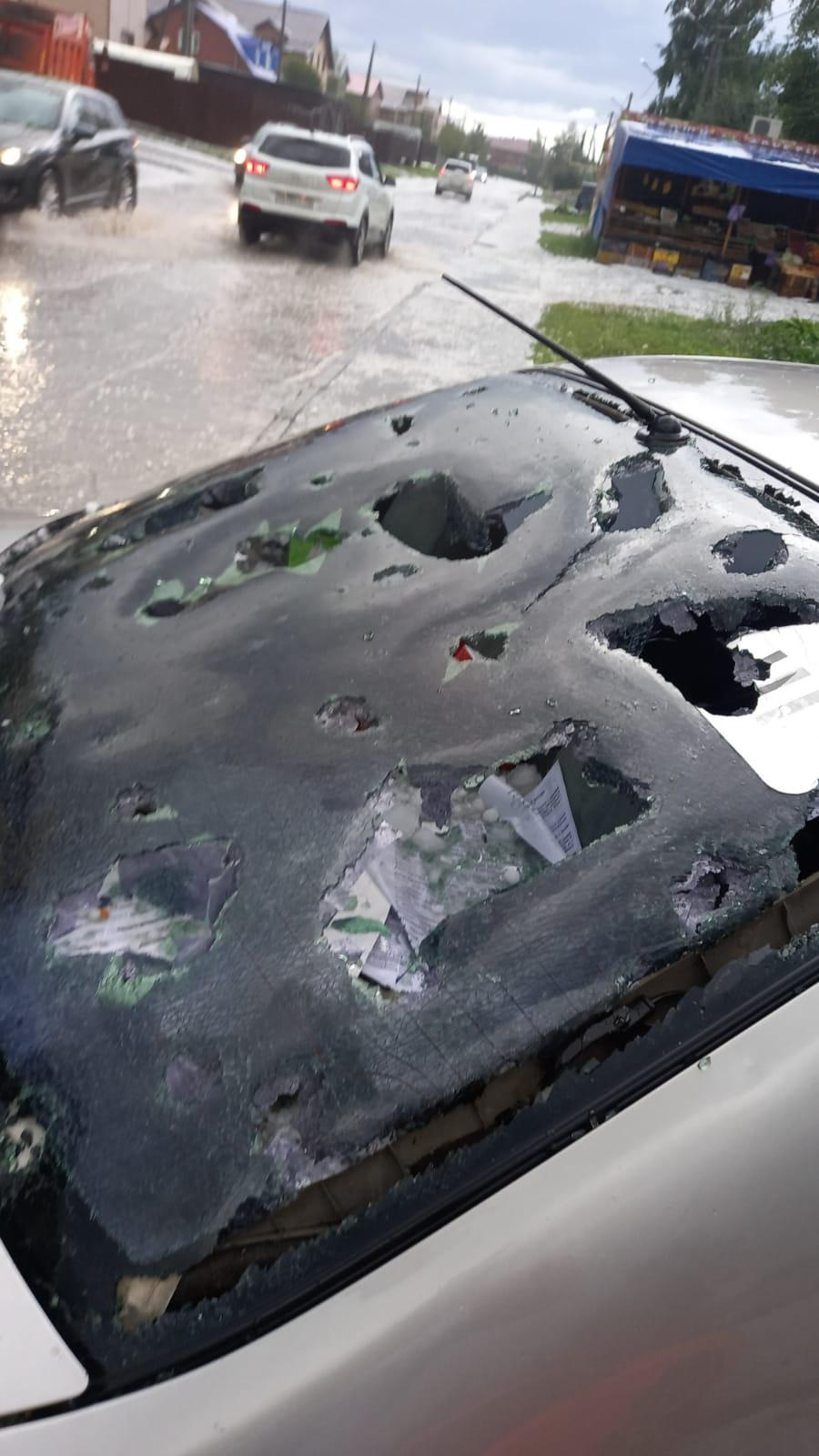 Фото В Новосибирске градом 4 сентября сильно повредило автомобили 3