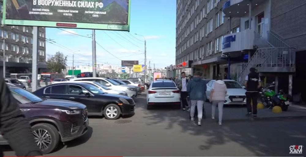 Фото В Новосибирске массово эвакуировали автомобили с тротуара на проспекте Маркса 2