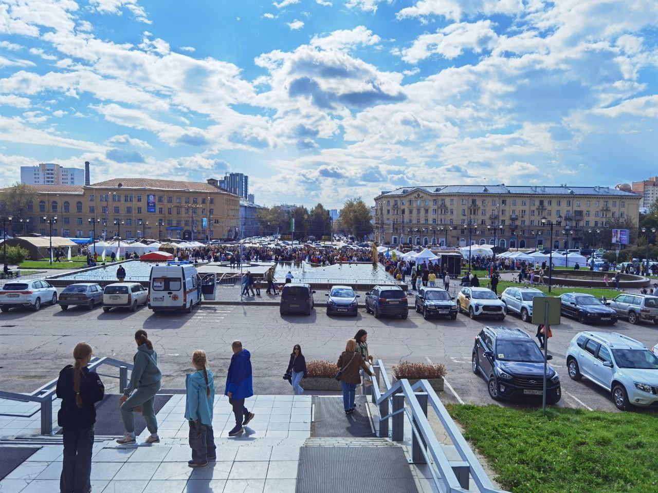 Фото Подбитая техника НАТО вызвала ажиотаж у жителей Новосибирска 5