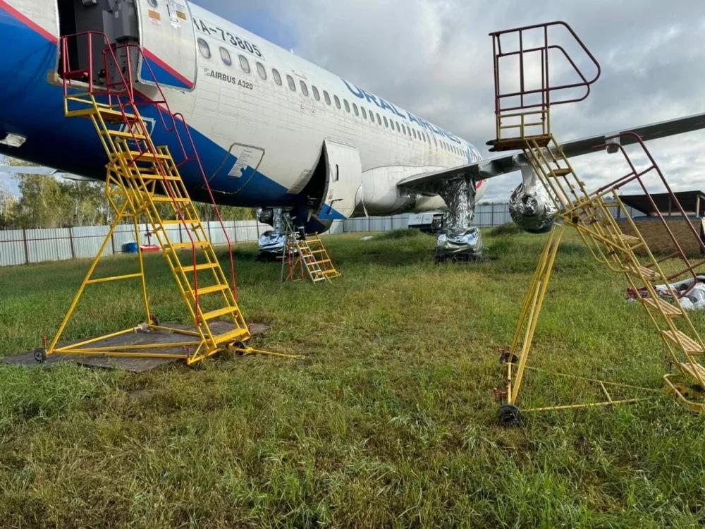 Фото Появились кадры разбора самолета, экстренно севшего под Новосибирском 2