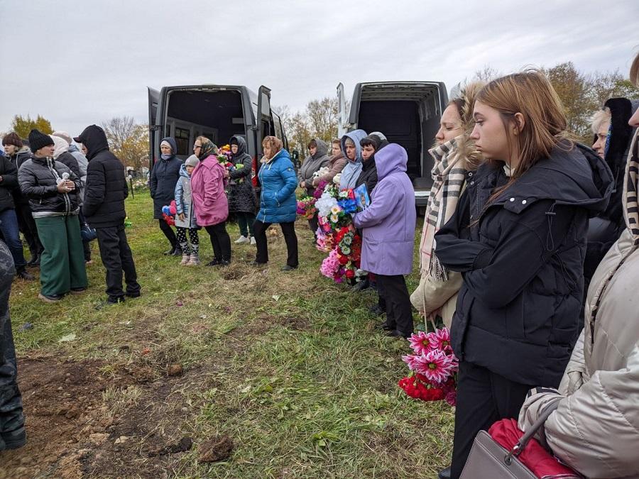 Фото В Красноярске детям, отравившимся дихлофосом, установили один общий крест 2