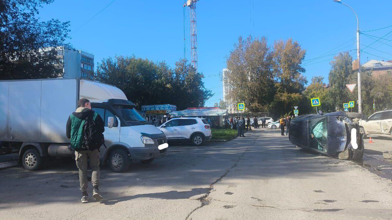 Фото В Новосибирске толпа очевидцев переворачивала машину, чтобы достать тело погибшей после ДТП 2