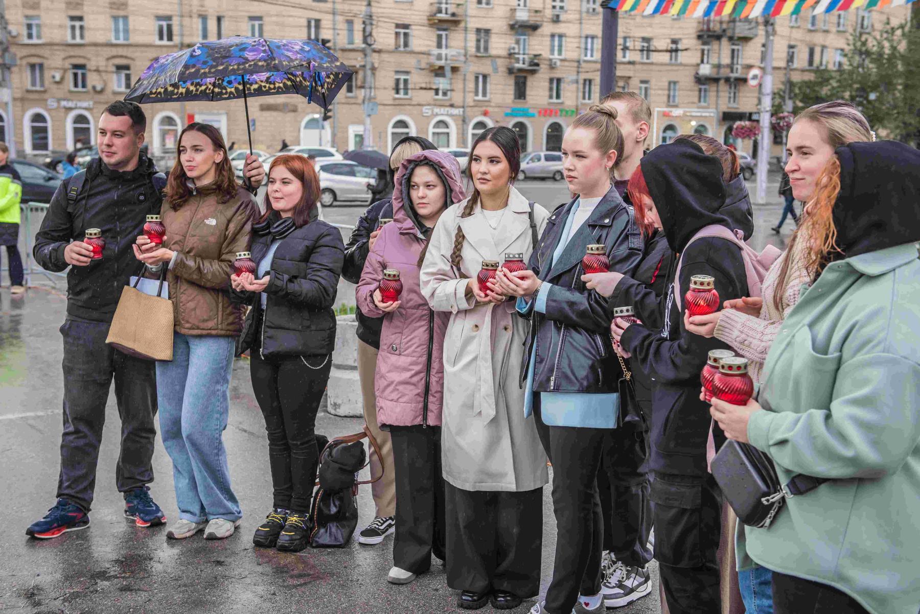 Фото «Страшная и горькая трагедия»: тысячи новосибирцев под дождём стояли со свечами у ГПНТБ в память о 20-летии теракта в Беслане. Эмоциональный репортаж 24