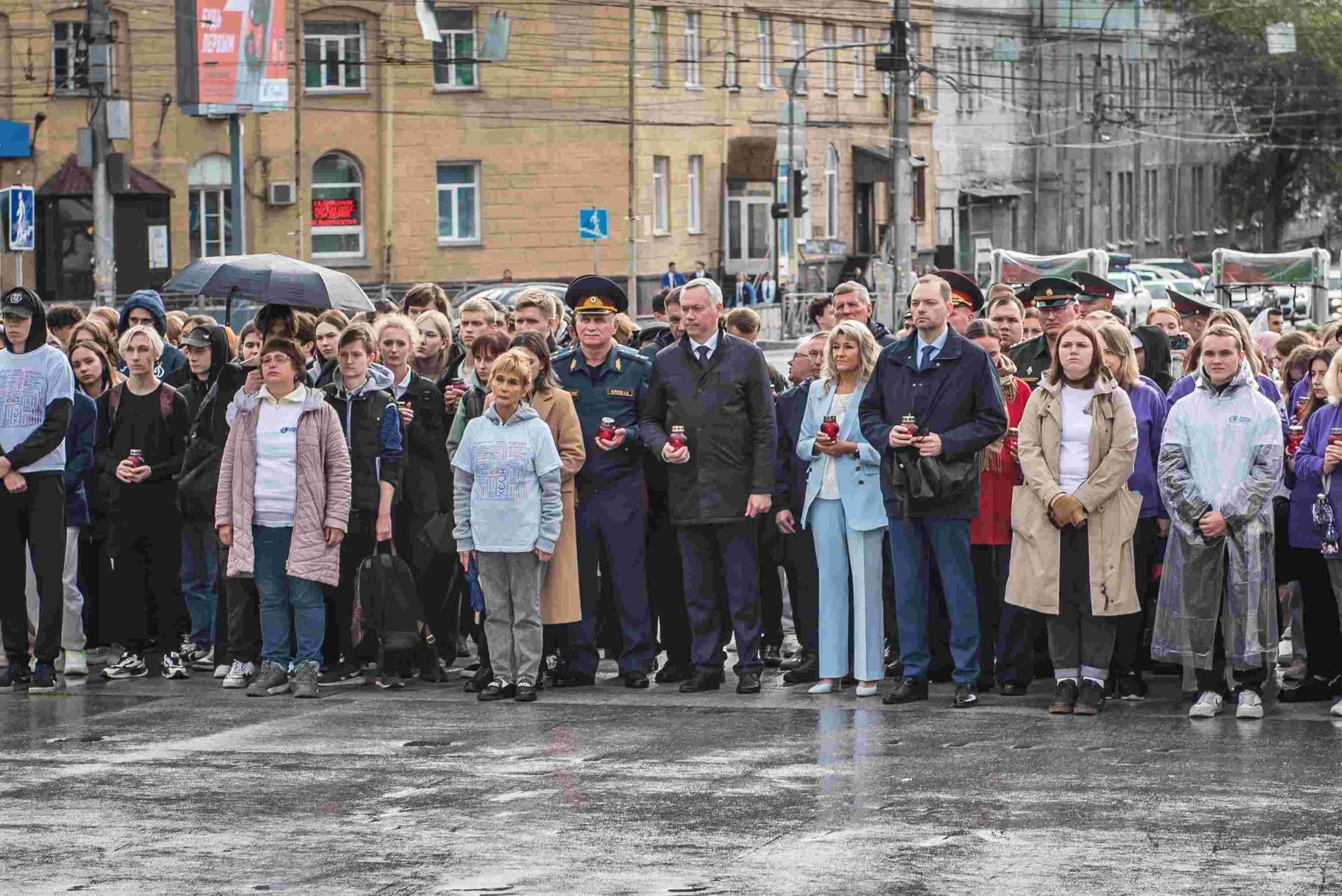 Фото «Страшная и горькая трагедия»: тысячи новосибирцев под дождём стояли со свечами у ГПНТБ в память о 20-летии теракта в Беслане. Эмоциональный репортаж 9