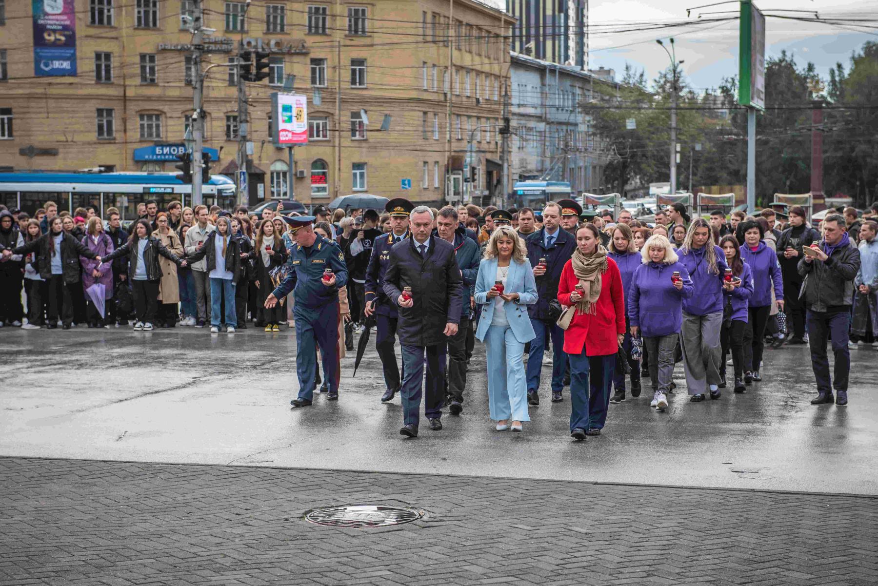 Фото «Страшная и горькая трагедия»: тысячи новосибирцев под дождём стояли со свечами у ГПНТБ в память о 20-летии теракта в Беслане. Эмоциональный репортаж 19