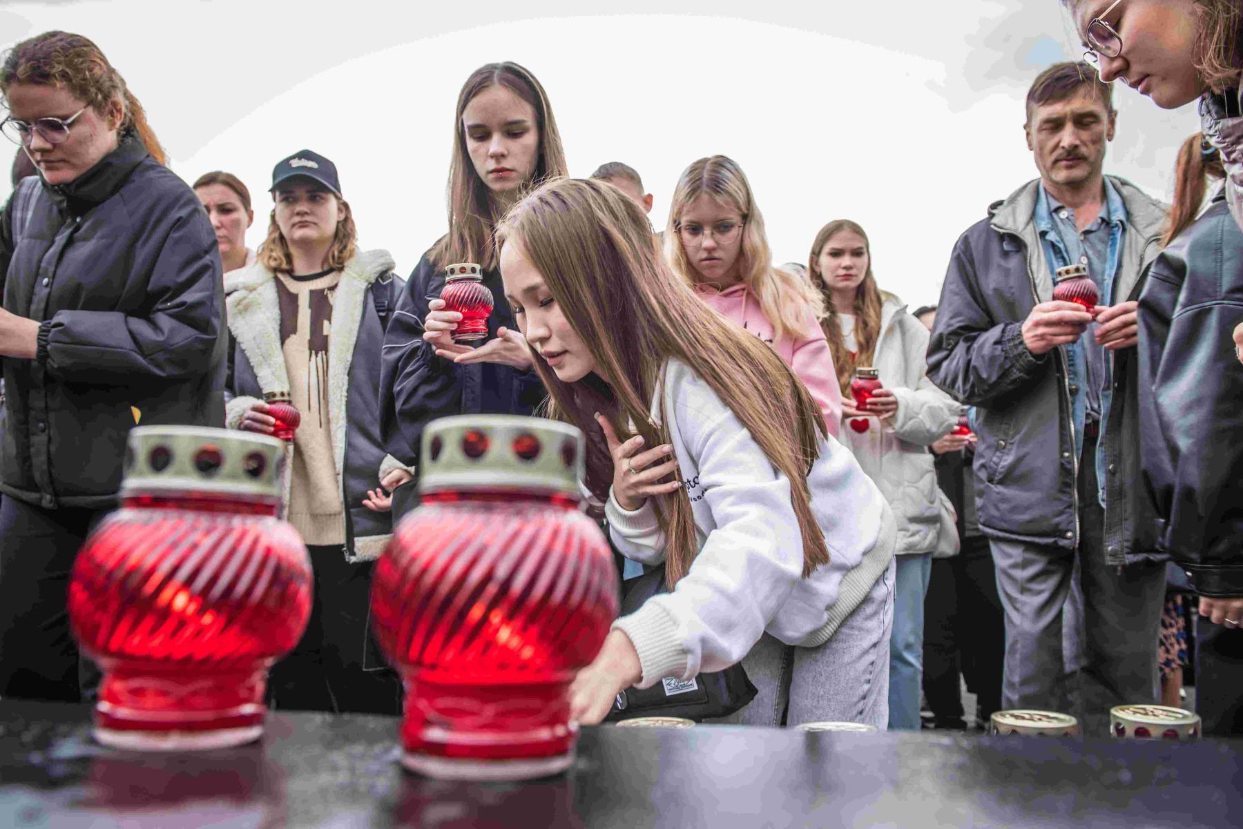 Фото «Страшная и горькая трагедия»: тысячи новосибирцев под дождём стояли со свечами у ГПНТБ в память о 20-летии теракта в Беслане. Эмоциональный репортаж 16