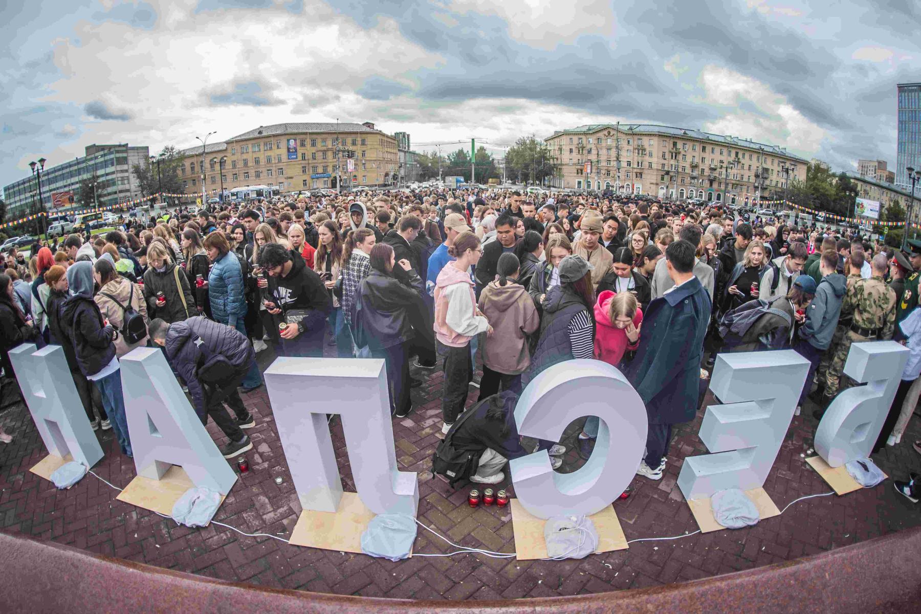 Фото «Страшная и горькая трагедия»: тысячи новосибирцев под дождём стояли со свечами у ГПНТБ в память о 20-летии теракта в Беслане. Эмоциональный репортаж 23