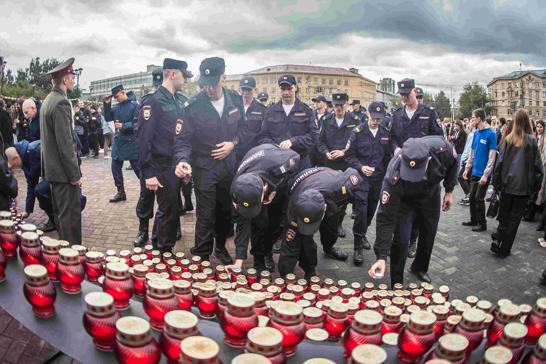 Фото «Страшная и горькая трагедия»: тысячи новосибирцев под дождём стояли со свечами у ГПНТБ в память о 20-летии теракта в Беслане. Эмоциональный репортаж 12