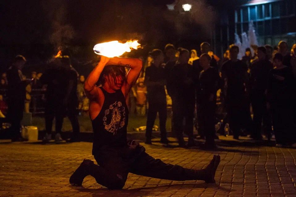 Фото Огромное пламя изо рта и в руках: яркое огненное шоу удивило зрителей на ГПНТБ. ФОТОРЕПОРТАЖ 10