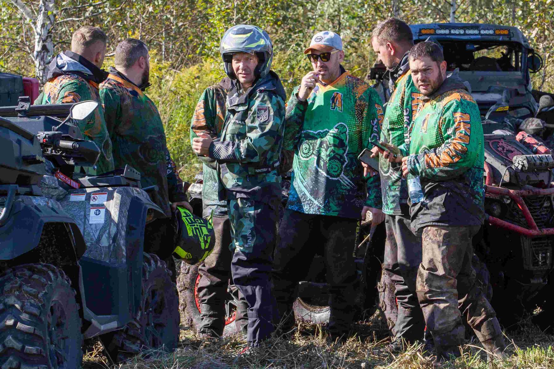 Фото По грязи и болоту: в Новосибирске опубликованы кадры массовых гонок на квадроциклах 4