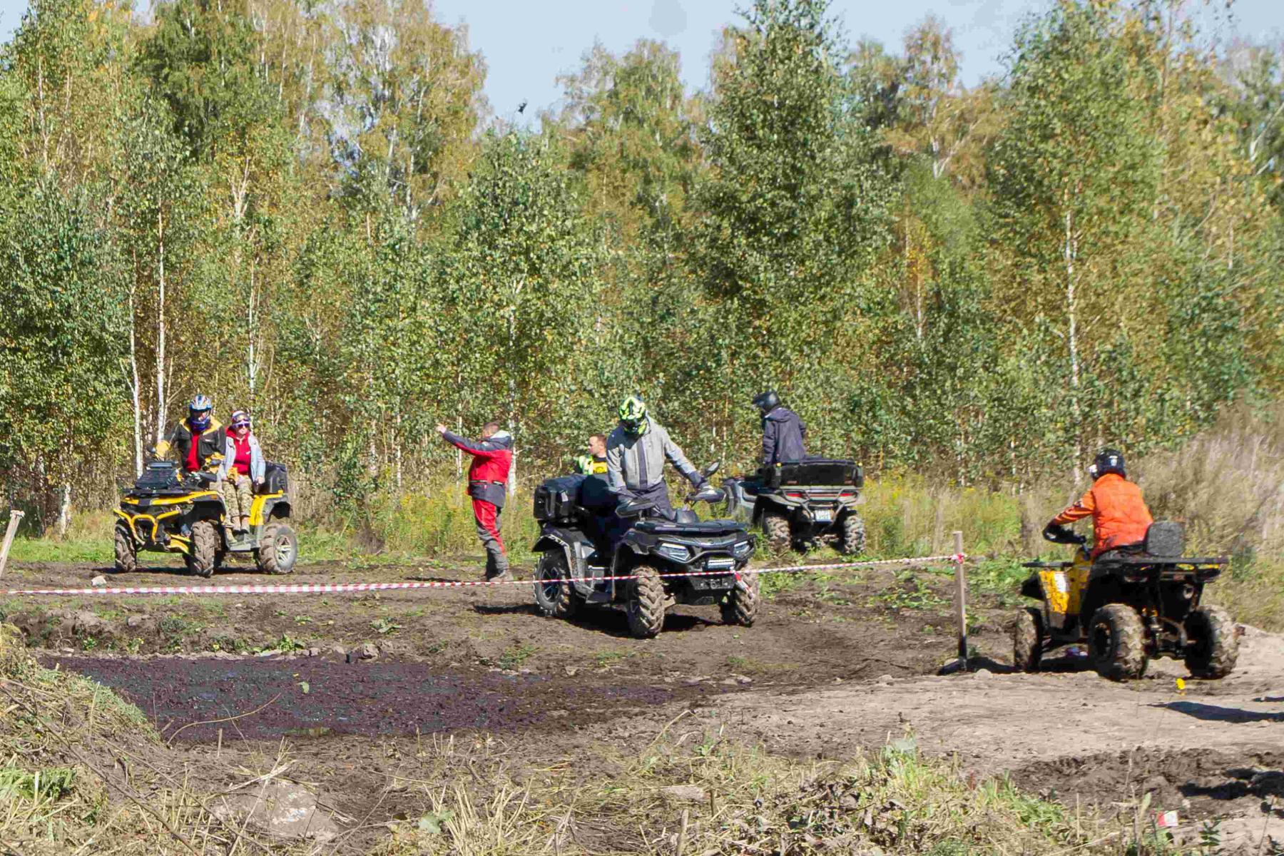 Фото По грязи и болоту: в Новосибирске опубликованы кадры массовых гонок на квадроциклах 8