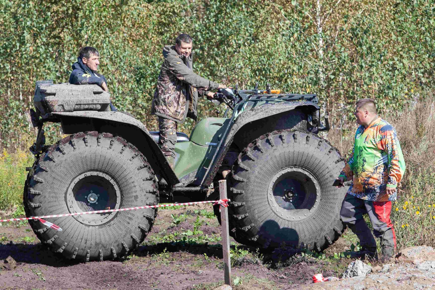 Фото По грязи и болоту: в Новосибирске опубликованы кадры массовых гонок на квадроциклах 9