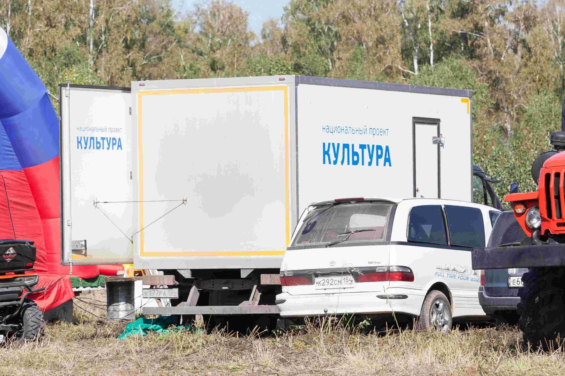 Фото По грязи и болоту: в Новосибирске опубликованы кадры массовых гонок на квадроциклах 32