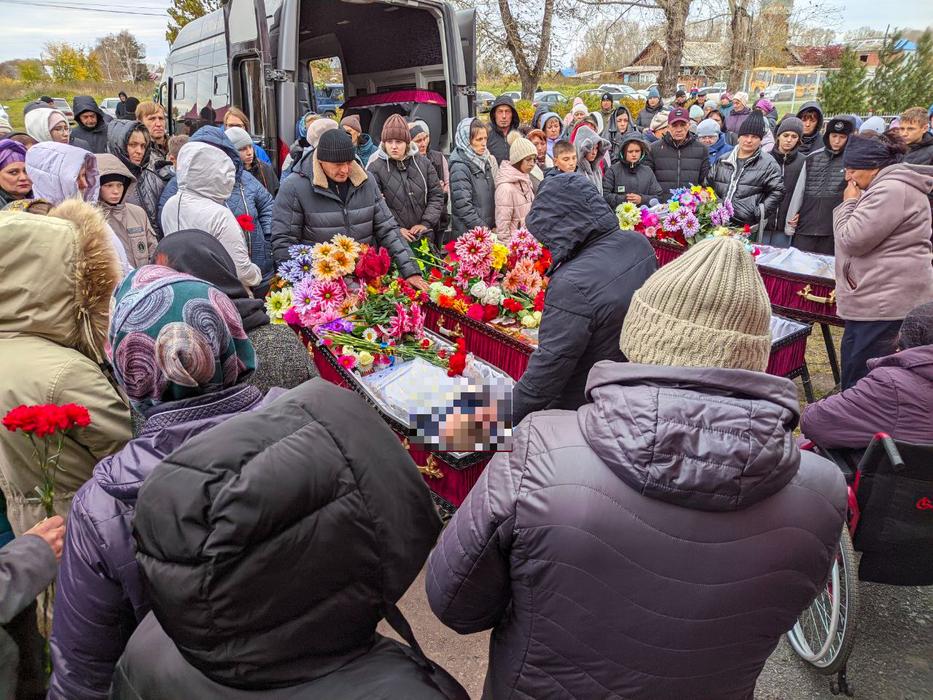 Фото Под Красноярском похоронили отравившихся детей: 10 фото с церемонии прощания 2