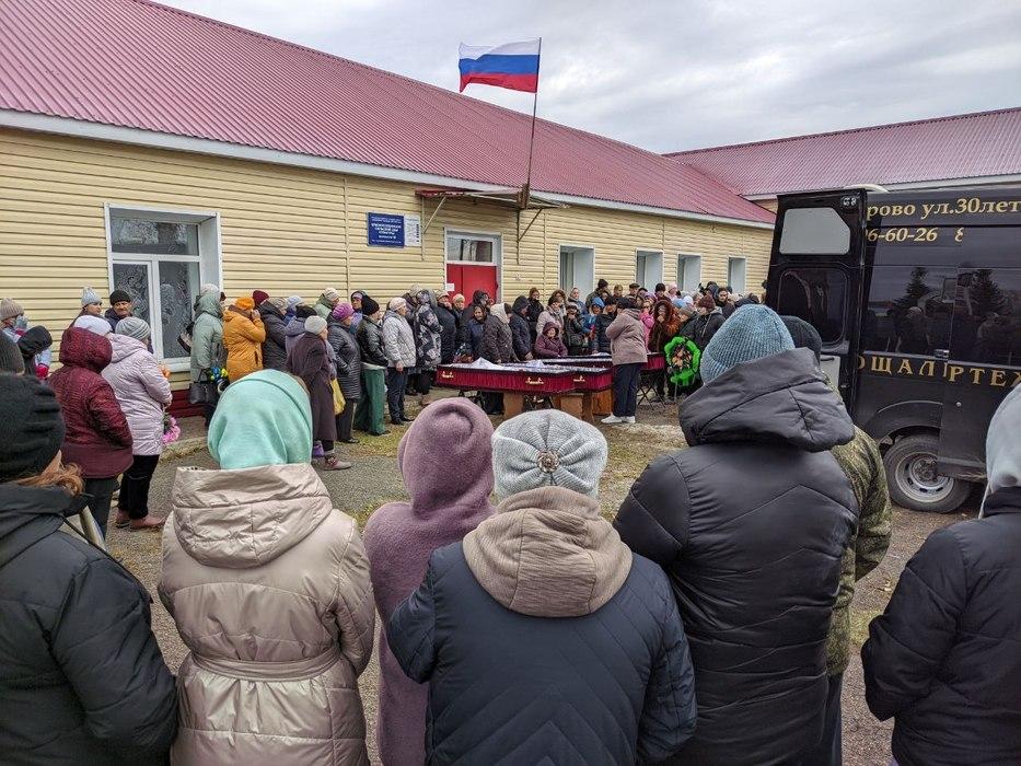 Отравление в красноярске похороны фото Под Красноярском похоронили отравившихся детей: 10 фото с церемонии прощания 30.