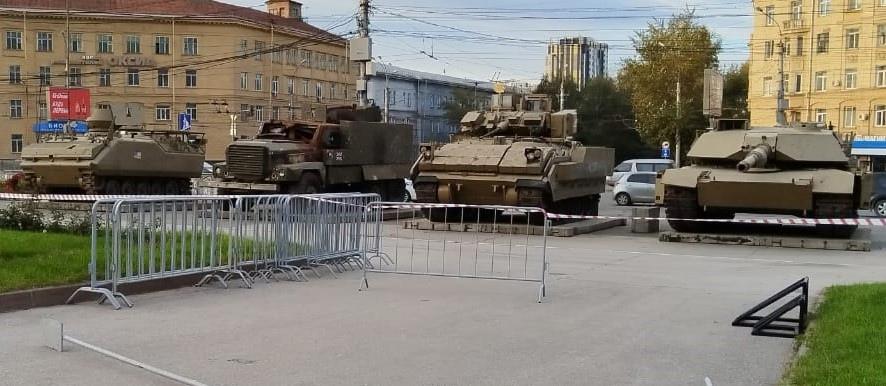 Фото В Новосибирск привезли танки и вездеходы НАТО из зоны СВО. Показываем кадры военной техники 3