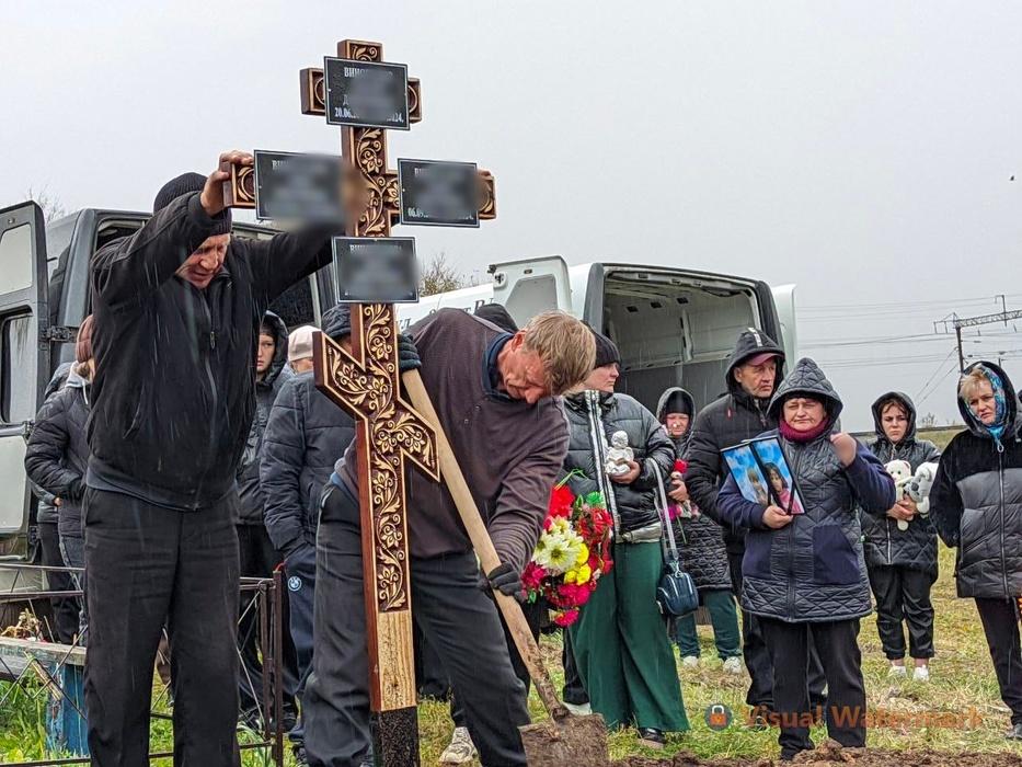 Фото Под Красноярском похоронили отравившихся детей: 10 фото с церемонии прощания 10