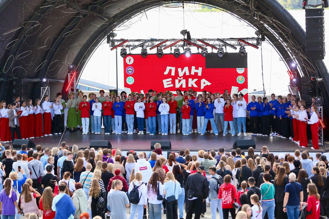 Фото Концерт AMCHI и Линейка Первых: сотни новосибирцев пришли на Михайловскую набережную на праздник 1 сентября. ОНЛАЙН 18