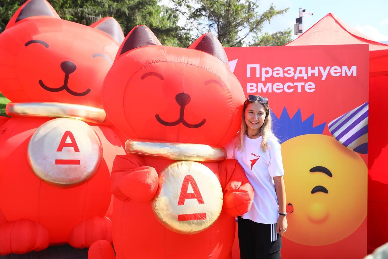 Фото Концерт AMCHI и Линейка Первых: сотни новосибирцев пришли на Михайловскую набережную на праздник 1 сентября. ОНЛАЙН 16