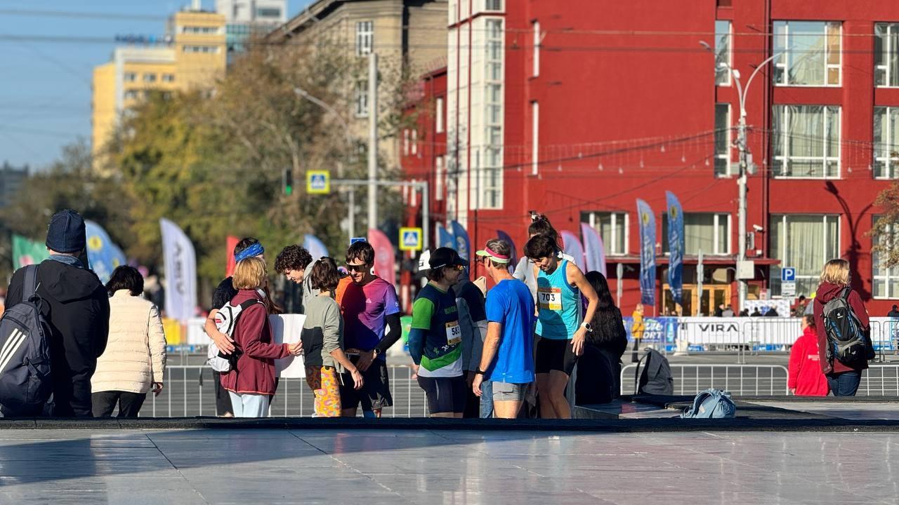 Фото Тысячи человек устроили массовый забег в центре Новосибирска. Онлайн-репортаж полумарафона Раевича 91