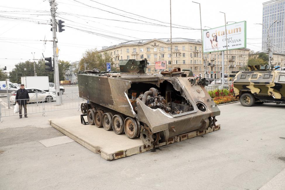 Фото Депутаты Заксобрания Новосибирской области приняли участие в открытии выставки трофейной техники НАТО 3