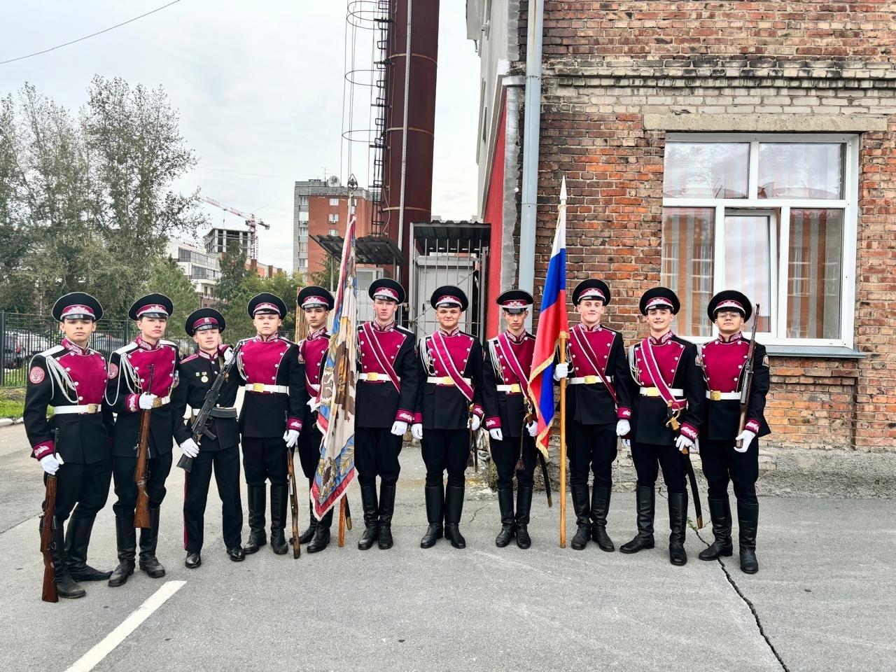 Фото В Новосибирске начались школьные линейки 2 сентября. Онлайн с Дня знаний 6