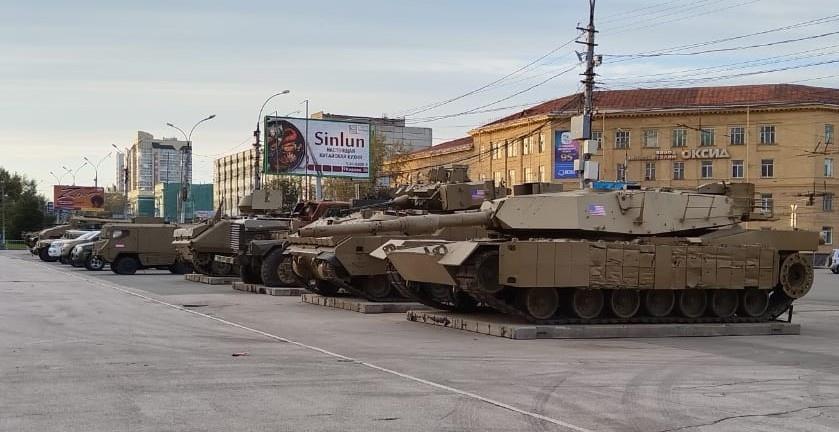 Фото В Новосибирск привезли танки и вездеходы НАТО из зоны СВО. Показываем кадры военной техники 2