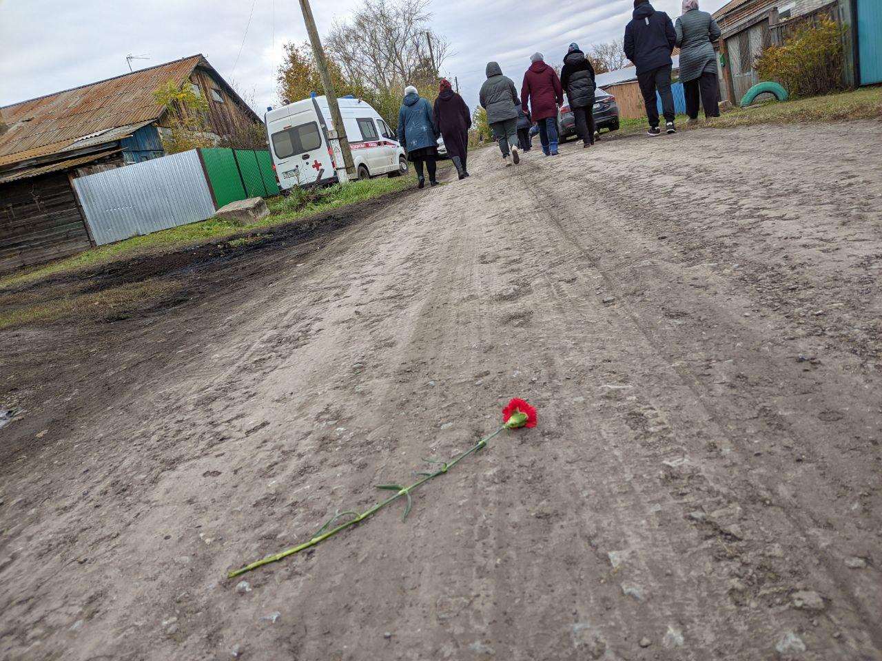 Фото «Родители гладили детей и плакали»: в Сибири похоронили четверых школьников после отравления. Эмоциональный репортаж 2