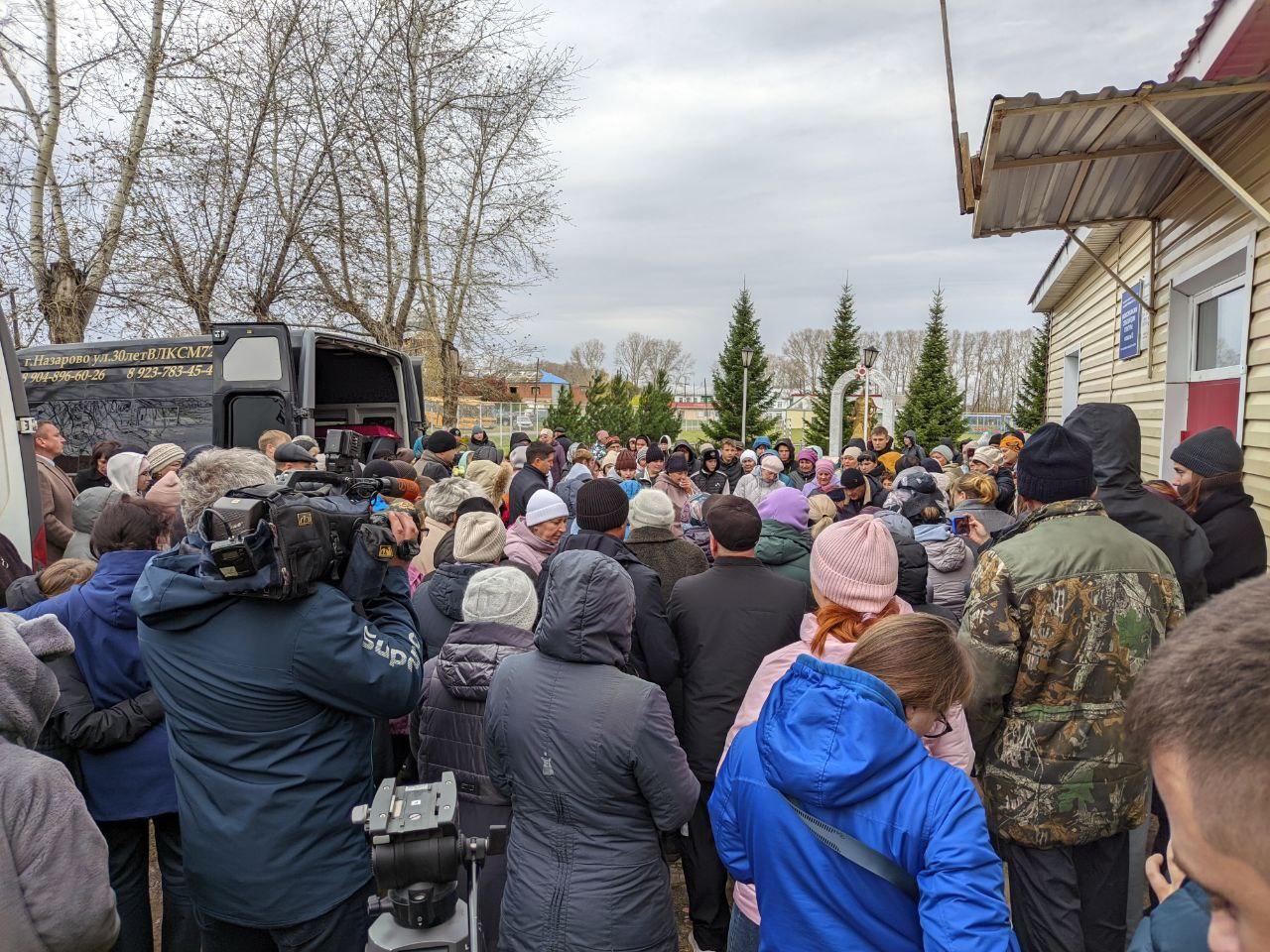 Фото «Родители гладили детей и плакали»: в Сибири похоронили четверых школьников после отравления. Эмоциональный репортаж 7