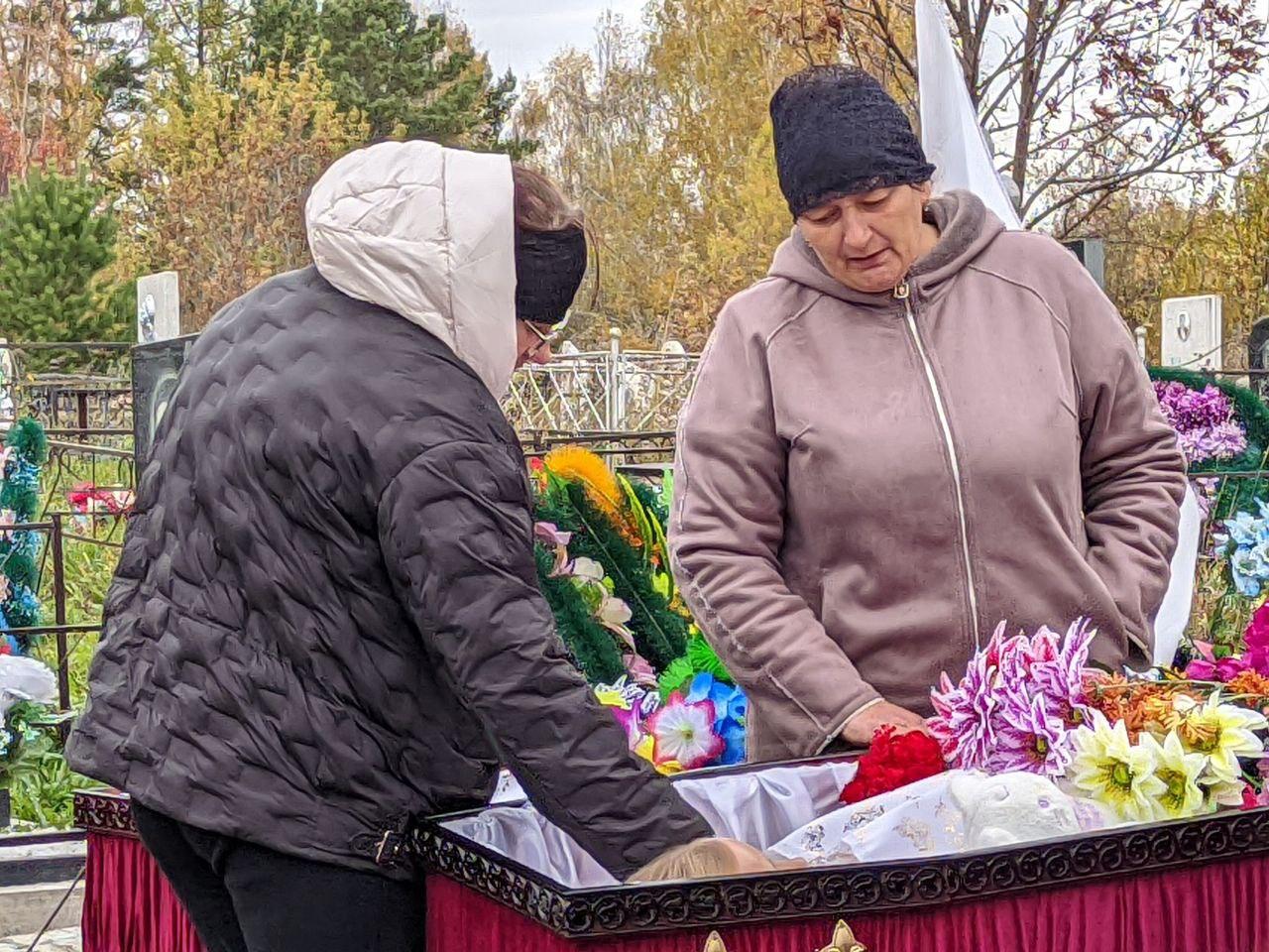 Фото «Родители гладили детей и плакали»: в Сибири похоронили четверых школьников после отравления. Эмоциональный репортаж 12