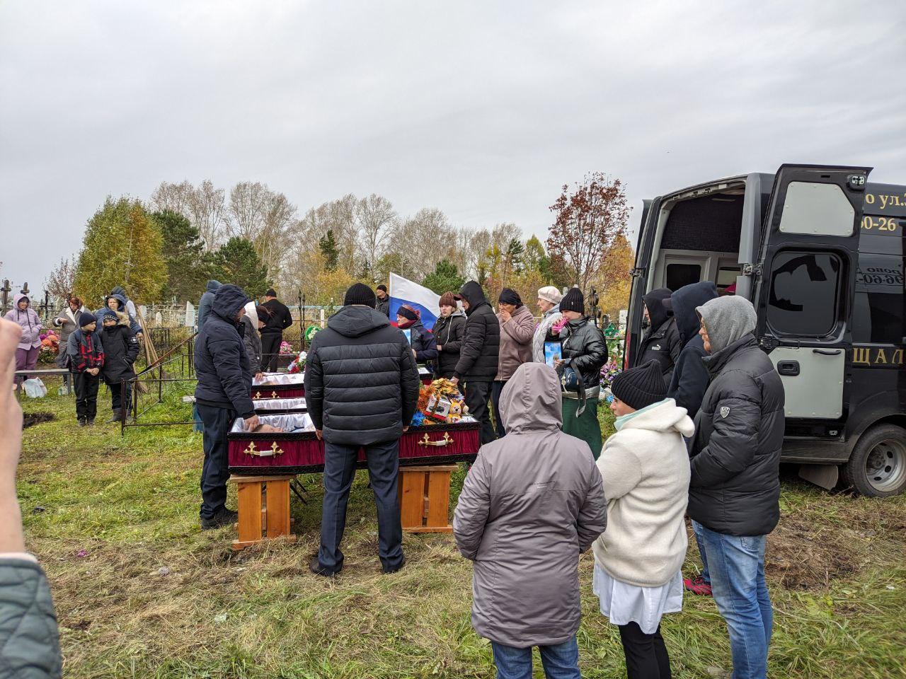 Фото «Родители гладили детей и плакали»: в Сибири похоронили четверых школьников после отравления. Эмоциональный репортаж 14