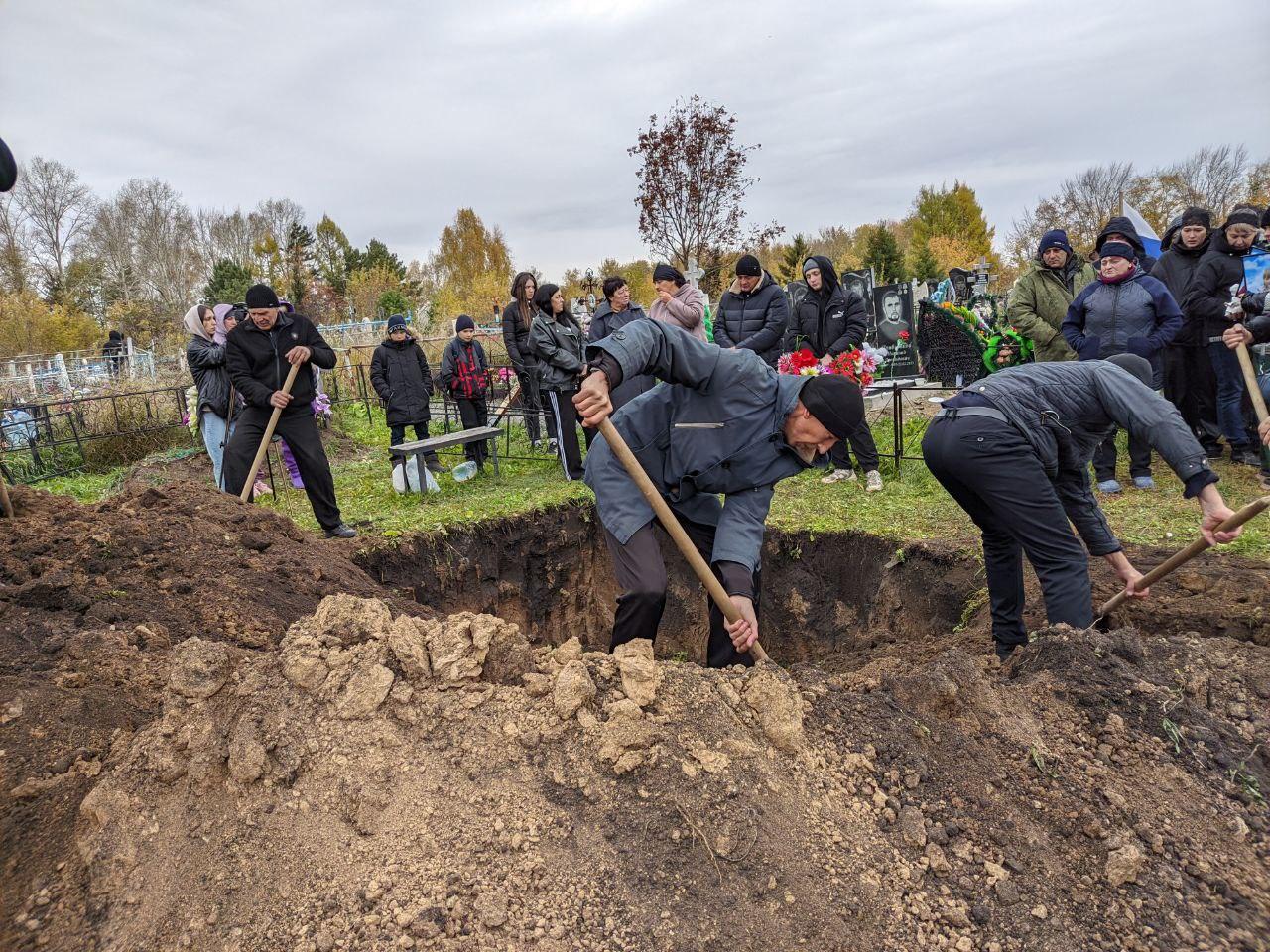 Отравление в красноярске похороны фото Родители гладили детей и плакали": в Сибири похоронили четверых школьников после