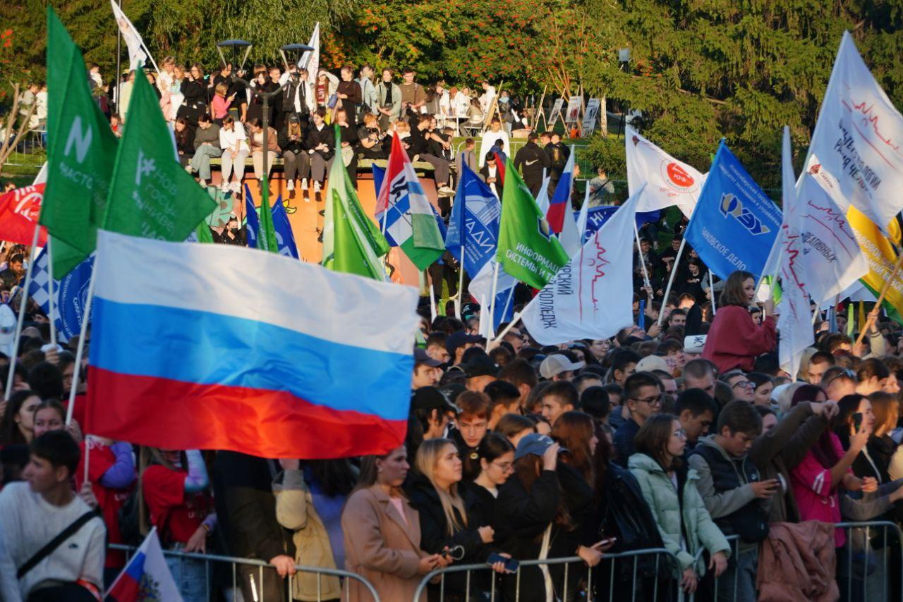 Фото На Михайловской набережной начался Парад студенчества. Онлайн-репортаж 27