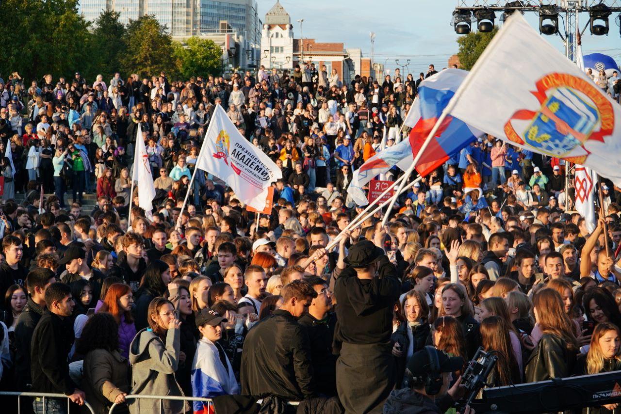 Фото «Ого, сколько вас там много!»: на Михайловской набережной прошел Парад российского студенчества 35