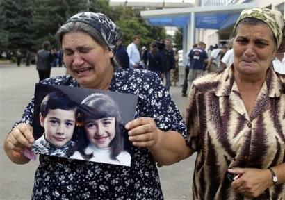 Фото Теракт во время школьной линейки: 10 горьких фотографий трагедии в Беслане, которую мы не забудем 10