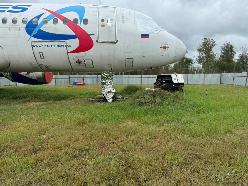 Фото Появились кадры разбора самолета, экстренно севшего под Новосибирском 6