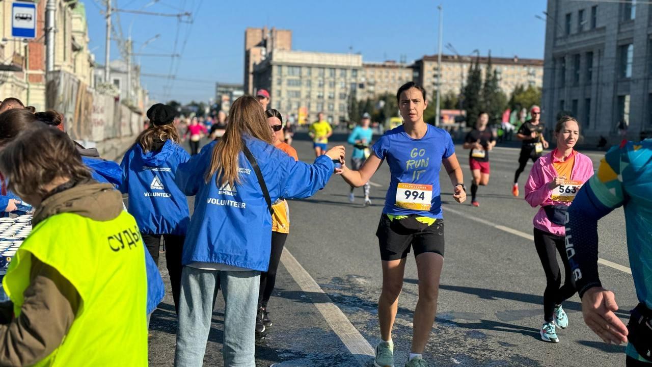 Фото Тысячи человек устроили массовый забег в центре Новосибирска. Онлайн-репортаж полумарафона Раевича 66