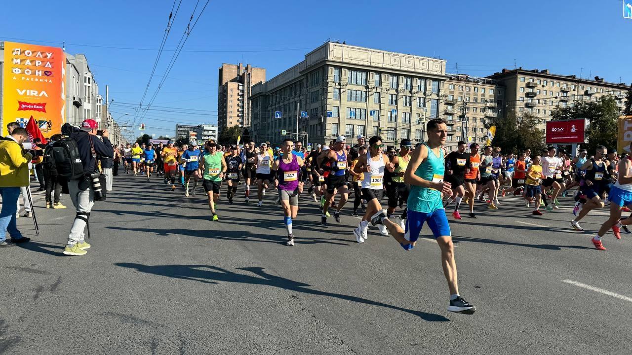 Фото Тысячи человек устроили массовый забег в центре Новосибирска. Онлайн-репортаж полумарафона Раевича 87