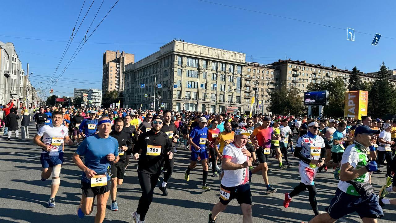 Фото Тысячи человек устроили массовый забег в центре Новосибирска. Онлайн-репортаж полумарафона Раевича 89