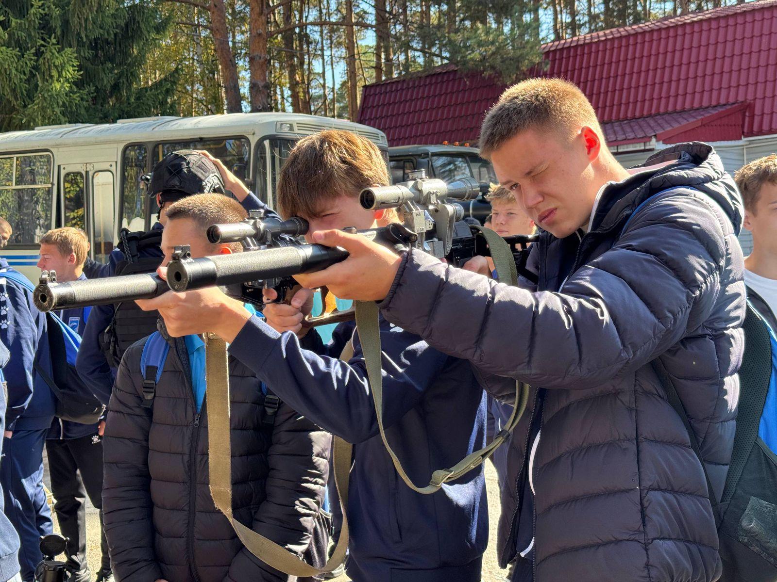 Фото Воспитанники Академии ФК «Сибирь» побывали в гостях у бойцов ОМОН 3 - Сиб.ФМ Фото Воспитанники Академии ФК «Сибирь» побывали в гостях у бойцов ОМОН 3