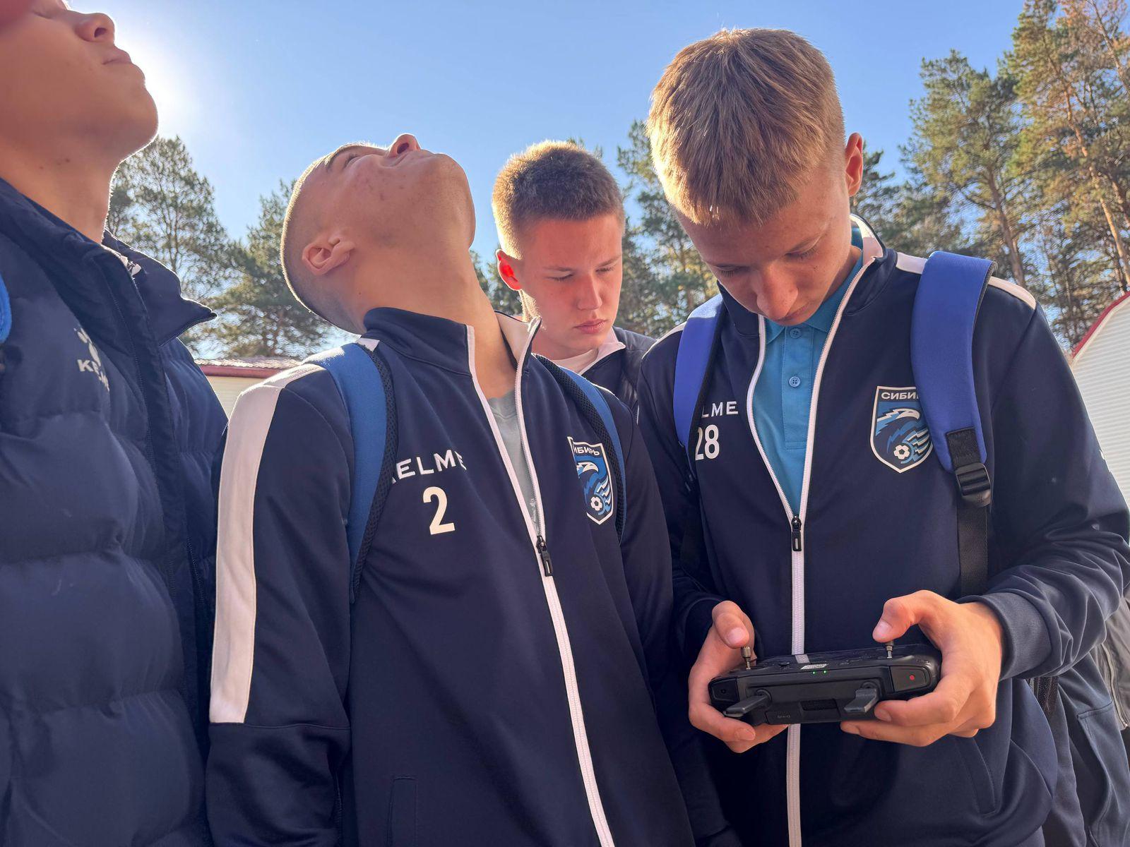 Фото Воспитанники Академии ФК «Сибирь» побывали в гостях у бойцов ОМОН 6 - Сиб.ФМ Фото Воспитанники Академии ФК «Сибирь» побывали в гостях у бойцов ОМОН 6