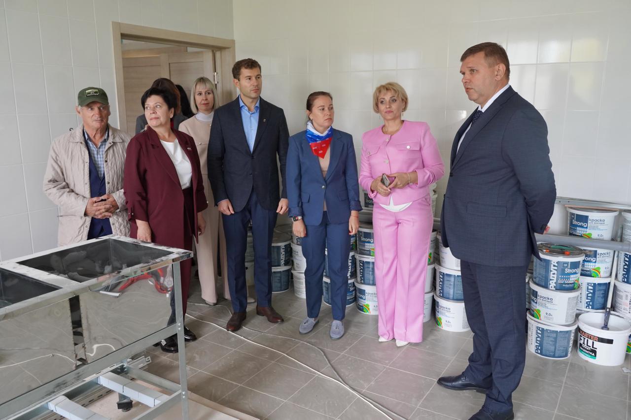 Фото «Партийный десант» «Единой России» провел мониторинг капремонта школы в Ордынском районе – объект включен народную программу партии 5 - Сиб.ФМ Фото «Партийный десант» «Единой России» провел мониторинг капремонта школы в Ордынском районе – объект включен народную программу партии 5