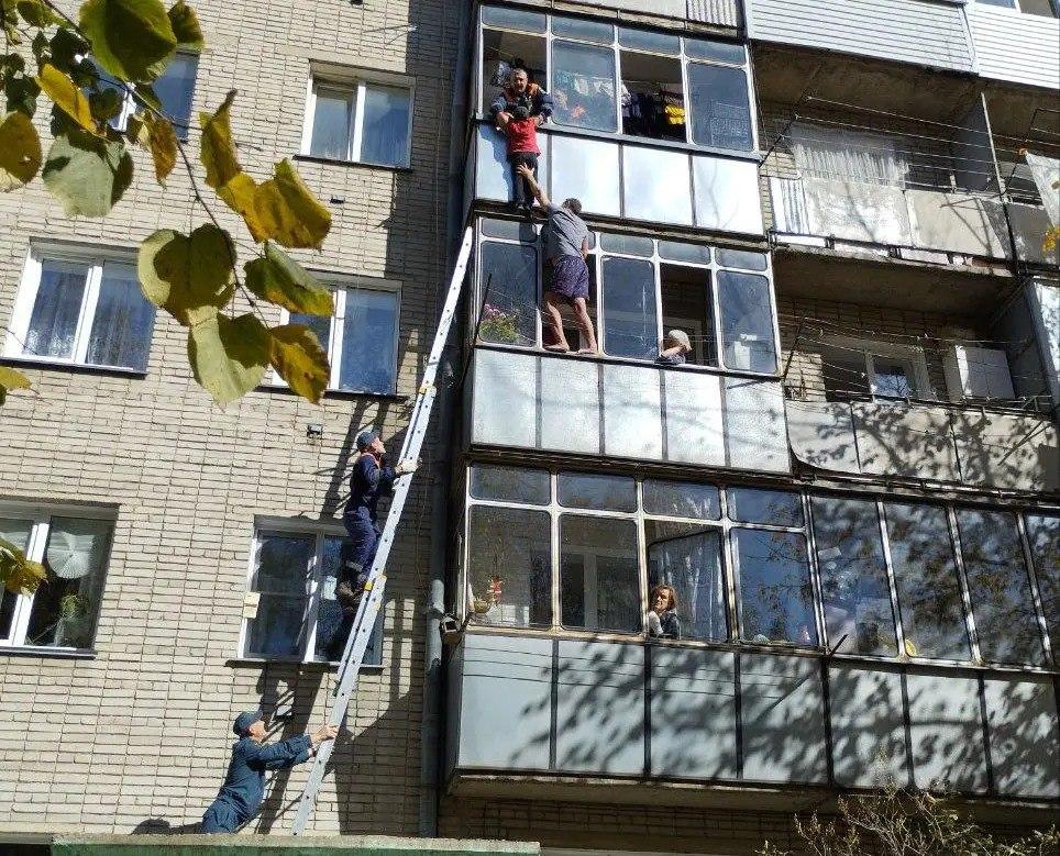 Фото Житель Бердска спас жизнь соседскому ребенку, который повис на балконе 2 - Сиб.ФМ Фото Житель Бердска спас жизнь соседскому ребенку, который повис на балконе 2