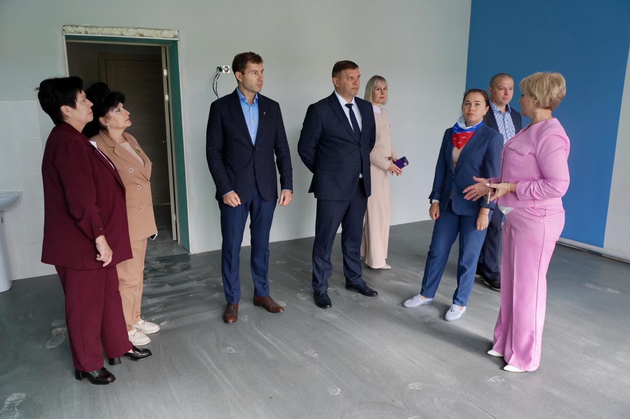 Фото «Партийный десант» «Единой России» провел мониторинг капремонта школы в Ордынском районе – объект включен народную программу партии 6 - Сиб.ФМ Фото «Партийный десант» «Единой России» провел мониторинг капремонта школы в Ордынском районе – объект включен народную программу партии 6