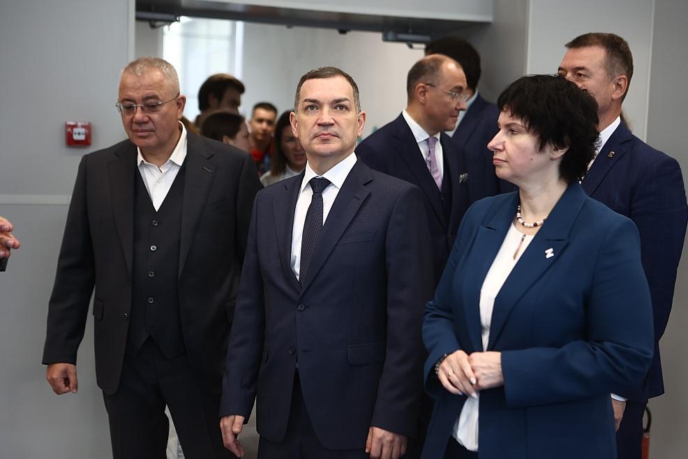 Фото Новосибирск пополнился современной школой: в микрорайоне «Стрижи» стартовал учебный год в новом здании школы №222 2 - Сиб.ФМ Фото Новосибирск пополнился современной школой: в микрорайоне «Стрижи» стартовал учебный год в новом здании школы №222 2