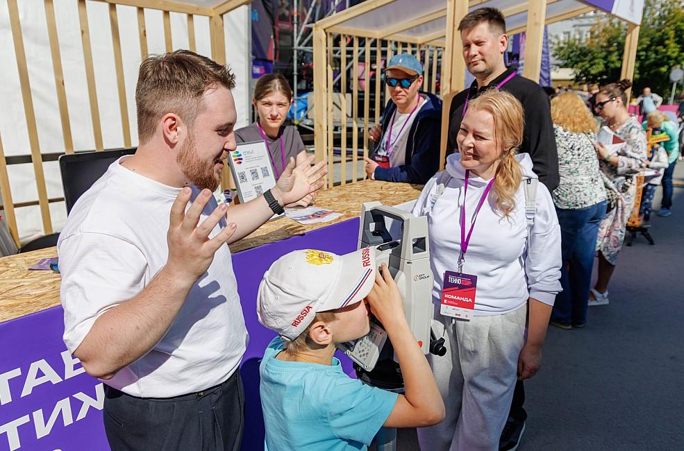 Фото СГУГиТ успешно представил инновации на фестивале «ТехноАрт 2025» 3 - Сиб.ФМ Фото СГУГиТ успешно представил инновации на фестивале «ТехноАрт 2025» 3